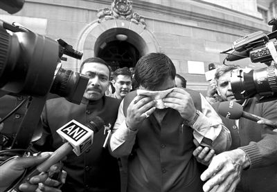 13日，印度議會下院開會時(shí)發(fā)生混亂，議員打作一團(tuán)，甚至有議員噴辣椒噴霧，致使不少議員呼吸困難，倉促離