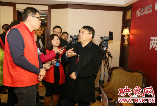 朱夏炎視察映象網(wǎng)全國兩會(huì)北京演播室 寄語爭做第一 朱夏炎視察映象網(wǎng)全國兩會(huì)北京演播室 寄語爭做第一