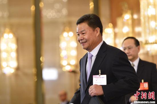 呂新華向中外媒體介紹本次大會有關(guān)情況并回答記者提問。中新社發(fā) 廖攀 攝