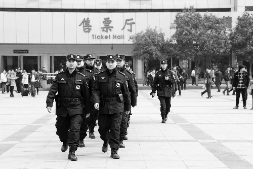 3月2日，鄭州市特警加強對人員密集場所的武裝巡邏。