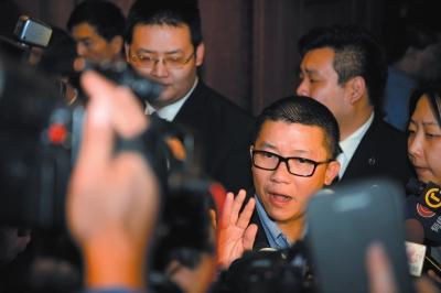 3月10日23時許，與馬航失聯(lián)航班部分乘客家屬乘坐同一航班的乘客在北京首都機(jī)場辦理值機(jī)手續(xù)。新華社