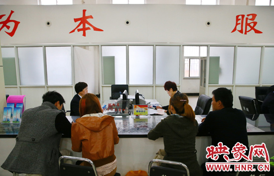 在陽(yáng)光大廈一樓大廳內(nèi)，分布著人社局、民政局等與群眾利益相關(guān)的民生服務(wù)窗口。