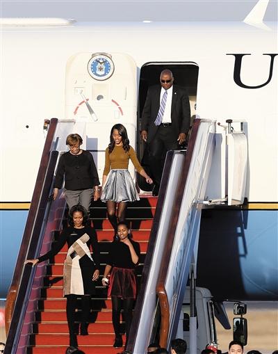 昨日下午5時30分，美國第一夫人米歇爾走出專機(jī)艙門，抵京開始訪華。與其一同來訪的家庭成員還有她的母親