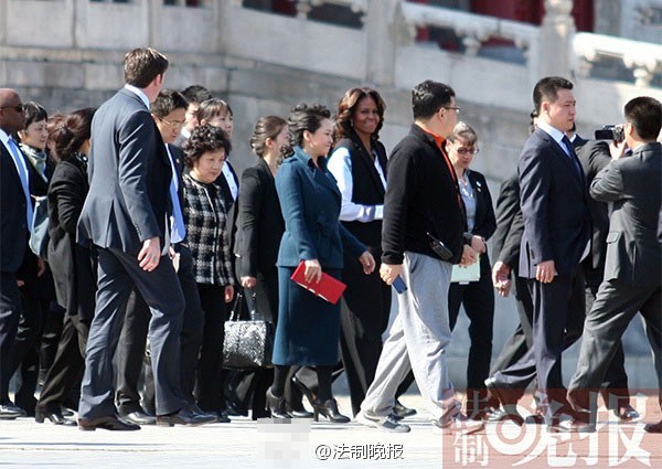 　　3月21日上午，美國總統(tǒng)夫人米歇爾參觀故宮，彭麗媛陪同。彭麗媛一身湖藍(lán)色裙裝，米歇爾黑白色職業(yè)裝