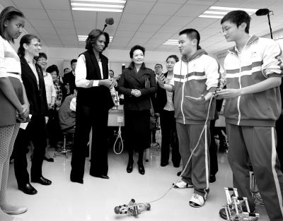 昨天上午，彭麗媛與米歇爾共同參觀北師大二附中，觀看學(xué)生們演示自己設(shè)計(jì)制作的幾何機(jī)器人。