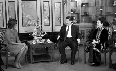 昨晚，國家主席習(xí)近平和夫人彭麗媛在北京釣魚臺國賓館會(huì)見美國總統(tǒng)奧巴馬夫人米歇爾。