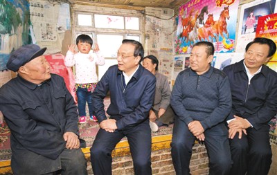 3月27日，李克強(qiáng)在內(nèi)蒙古自治區(qū)翁牛特旗橋頭鎮(zhèn)太平莊村看望貧困戶。