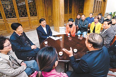 3月23日，劉云山在陜西省咸陽市禮泉縣煙霞鎮(zhèn)袁家村與基層干部群眾座談，聽取對(duì)教育實(shí)踐活動(dòng)的意見建議。