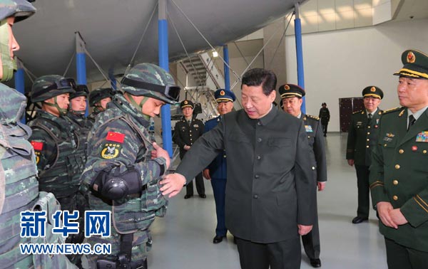 這是習(xí)近平同特戰(zhàn)隊員親切交談，詳細(xì)詢問他們的教學(xué)訓(xùn)練和生活情況。