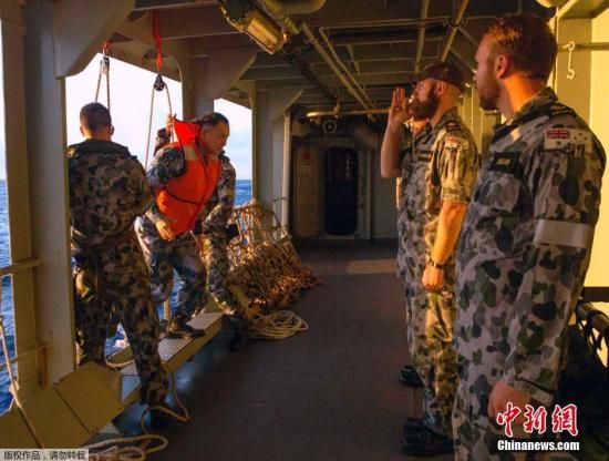 　據(jù)澳大利亞海軍4月11日發(fā)布的圖片顯示，中澳海軍海上聯(lián)合搜尋失聯(lián)客機(jī)。據(jù)悉，澳大利亞總理當(dāng)天表示，澳方執(zhí)行搜尋失聯(lián)客機(jī)任務(wù)的搜救人員已獲知黑匣子的大致位置。