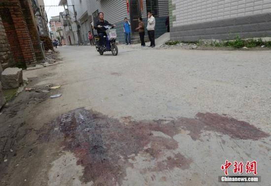 4月28日，福建省福州市閩侯縣發(fā)生一起惡性駕車(chē)撞人事件，圖為事發(fā)現(xiàn)場(chǎng)血跡斑斑。中新社發(fā) 劉可耕 攝