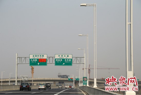 市民可通過北三環(huán)快速路高架橋直達(dá)東區(qū)。