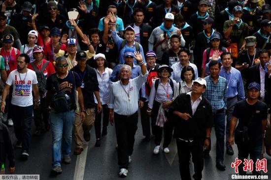 5月9日，泰國(guó)反政府示威者在素帖（中）的領(lǐng)導(dǎo)下在曼谷市中心游行。
