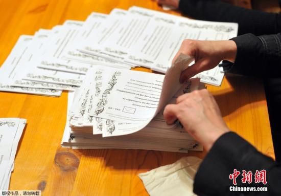　　當?shù)貢r間2014年5月11日，烏克蘭東部地區(qū)選舉工作人員開始公投計票工作。