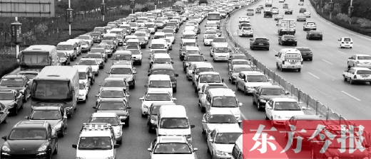21日，鄭州市中州大道，大量擁堵的汽車將寬寬的道路變成“停車場”