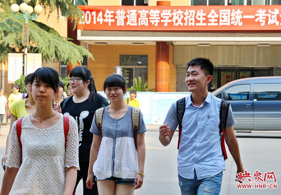 最后一門(mén)考試結(jié)束后，考生們一臉輕松的走出考場(chǎng)