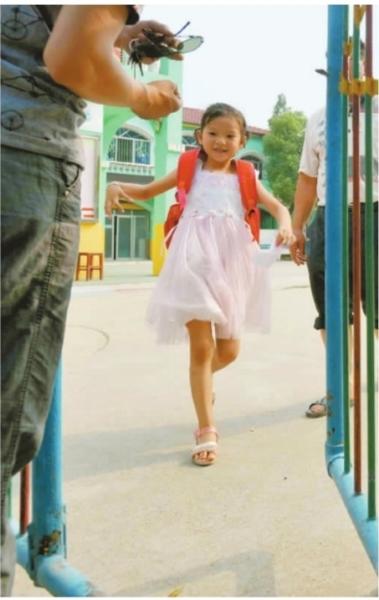 　　昨日，潛江市浩口鎮(zhèn)第三小學(xué)已被戒嚴(yán)，下午幼兒園學(xué)生放學(xué)時，一些家長前來接孩子