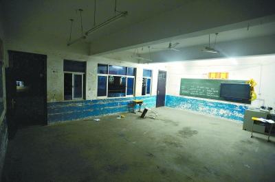 　　昨晚10時，事發(fā)教室里的書桌幾乎被搬空，一個損壞的書桌倒在地上