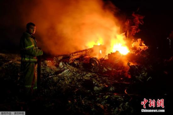 圖為馬航波音777客機(jī)在頓涅茨克地區(qū)墜毀的現(xiàn)場(chǎng)。