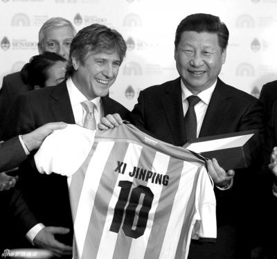 　獲贈(zèng)10號(hào)球衣。