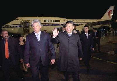 21日晚,習(xí)近平乘坐的專機(jī)抵達(dá)哈瓦那何塞·馬蒂國(guó)際機(jī)場(chǎng)。古巴國(guó)務(wù)委員會(huì)第一副主席兼部長(zhǎng)會(huì)議第一副主席