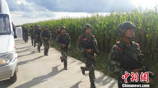 黑龍江武警發(fā)現(xiàn)脫逃嫌犯高玉倫?ài)欅E準(zhǔn)備武裝合圍(圖) 黑龍江武警發(fā)現(xiàn)脫逃嫌犯高玉倫?ài)欅E準(zhǔn)備武裝合圍(圖)