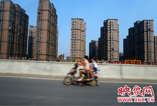 三環(huán)快速路開通后，仍有一些電動(dòng)車違規(guī)上橋。