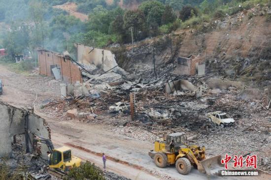 9月23日上午，花炮廠(chǎng)清理工作正在進(jìn)行，山谷內(nèi)的廠(chǎng)房已被爆炸夷為平地。中新社發(fā) 楊華峰 攝