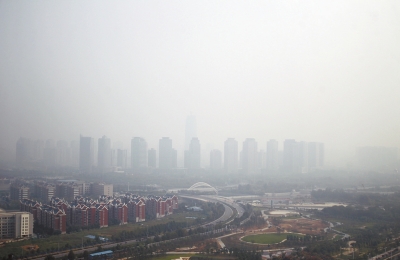 玉米秸稈煙淹了“大玉米”10月7日，霧霾籠罩下的鄭東新區(qū)CBD。