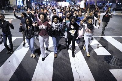 　24日，美國(guó)華盛頓，民眾在白宮前參加示威，抗議不起訴槍殺黑人青年的白人警察。