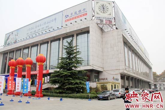 11月28日，記者從鄭州市政府獲悉，河南省人民會堂決定拆除違法存在10多年的巨型樓頂廣告。