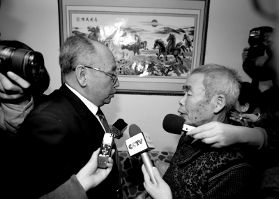 15日，內(nèi)蒙古高院副院長(zhǎng)趙建平（左）帶隊(duì)向呼格吉勒?qǐng)D父母送達(dá)再審法律文書(shū)。