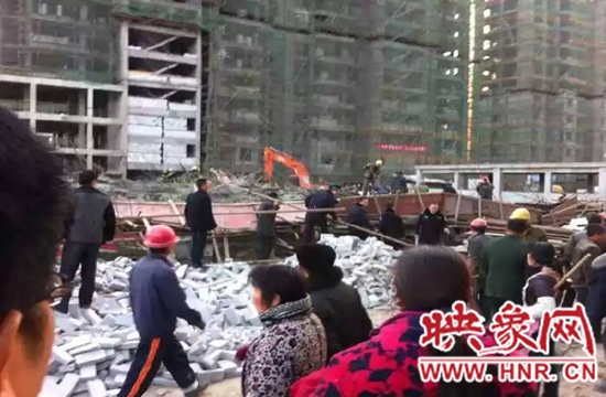 圖為事故現(xiàn)場情況，當(dāng)?shù)厝罕姽﹫D。