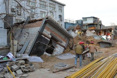 坍塌事故發(fā)生后，房屋傾倒在地面上。記者 徐曉帆/攝