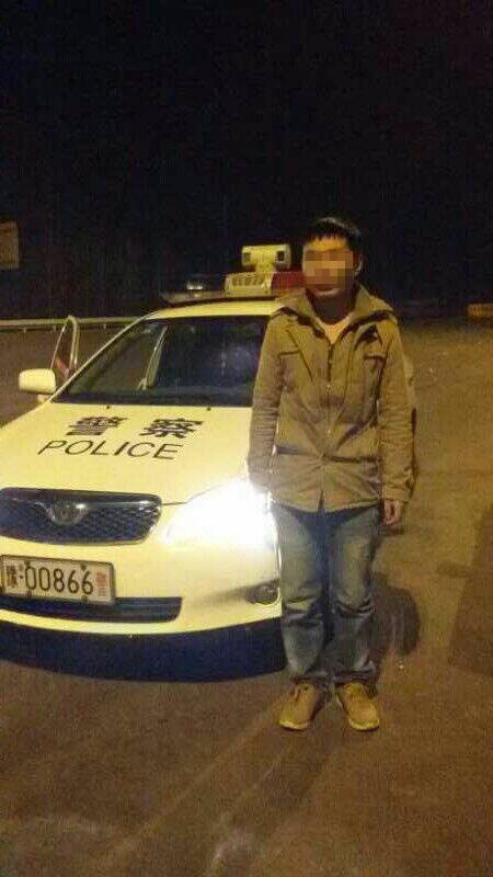 男子被父親拋棄后，在高速交警的幫助下才得以回家。