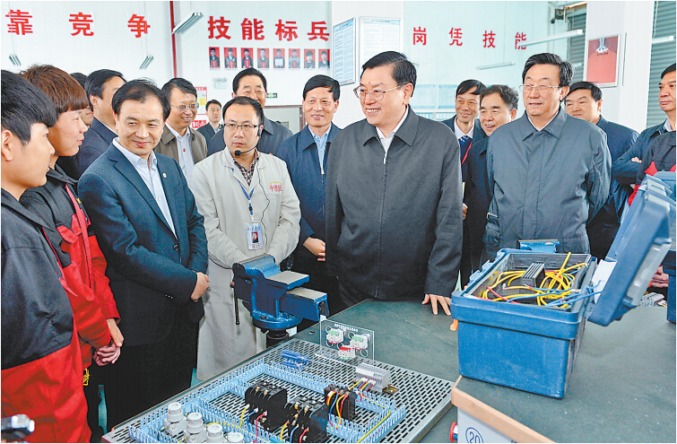 4月14日上午，中共中央政治局常委、全國人大常委會委員長張德江在許昌技術(shù)經(jīng)濟(jì)學(xué)校與血神們親切交談。