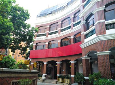 泉州多名干部稱，2010年下半年，徐鋼每周至少三天的下午在這幢建筑的地下酒窖。