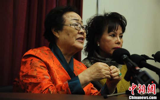 圖為慰安婦受害者李容洙（Lee Yong Soo。圖左）發(fā)表講話，要求安倍正式道歉。