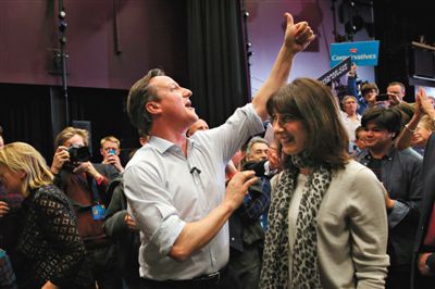 4日，英國巴斯，卡梅倫和妻子薩曼莎到一所女子學(xué)校助選。英國大選前夕，主要政黨的領(lǐng)袖們紛紛派妻子去拉選票。