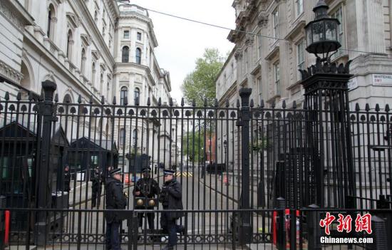 5月7日，英國舉行大選，英國首相府所在地唐寧街10號加強安保。民調顯示，英國兩大政黨保守黨和工黨的支持率不相上下，此次大選被稱為英國近40年來最難預測結果的一次大選。<a target='_blank' ><p  align=