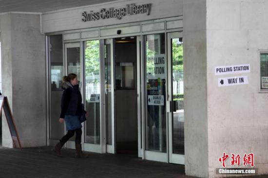 月7日，英國舉行大選，650個選區(qū)的選民前往投票站，選出代表各自選區(qū)的國會議員，贏得全國超過半數(shù)選區(qū)議席(即超過325個席位)的政黨，則獲得執(zhí)政權。圖為一名選民進入投票站投票。<a target='_blank' ><p  align=