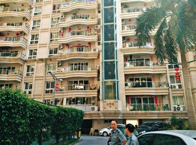 泉州鬧市區(qū)刺桐路上一小區(qū)。5月5日凌晨，泉州安監(jiān)局調研員謝清平在7號樓自殺。