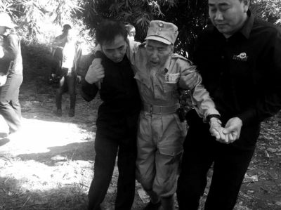 89歲老兵繆焜得知不能接到遺骸后嚎啕大哭。組織方供圖