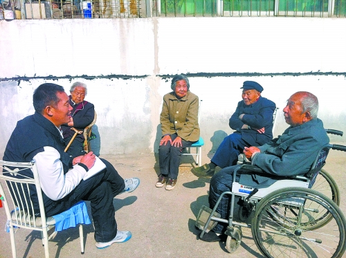 大河報(bào)記者與老人們在寶雞座談 大河報(bào)記者與老人們在寶雞座談