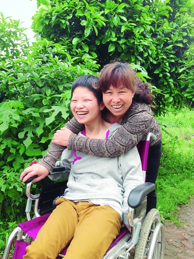 黃揚(yáng)和母親許秀梅在陽光下好開心。（黃珊攝）