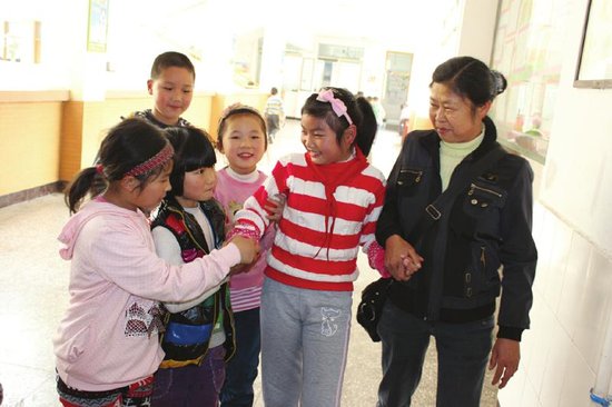 宜賓現(xiàn)隔代母愛(ài):外婆苦守4月喚醒外孫女(圖) 宜賓現(xiàn)隔代母愛(ài):外婆苦守4月喚醒外孫女(圖)