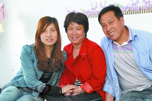牛松玲（圖中）、郭新成夫妻和女兒