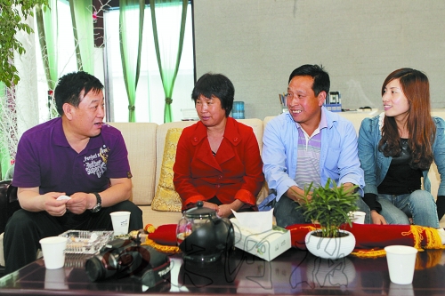 網(wǎng)友“奇石頑童”與牛松玲、郭新成夫婦