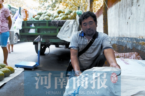 錢包就裝在這個(gè)編織袋里，枕在老陳頭下，沒(méi)想到還是被偷走了 實(shí)習(xí)生 唐韜/攝