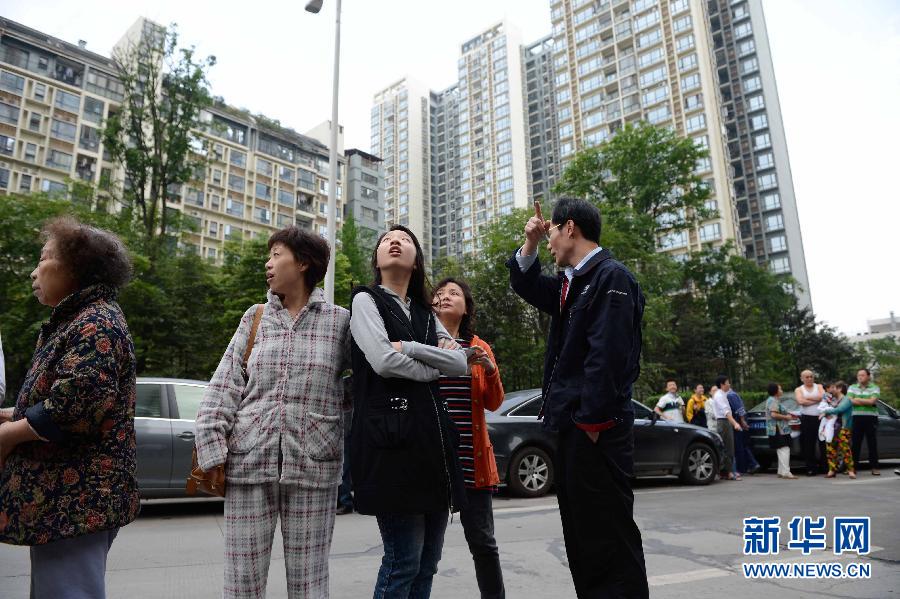 四川雅安發(fā)生7.0級地震 成都居民樓下避震